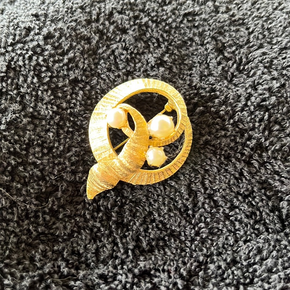 Vintage KARU Gold Tone and Pearl Brooch
